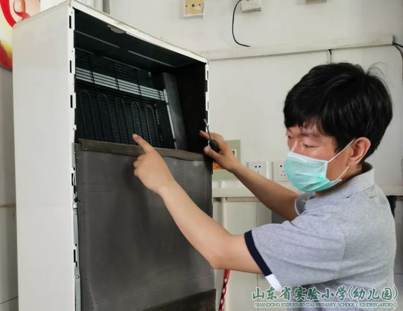 瞧,这是教室空调柜机清洗前和清洗后的样子